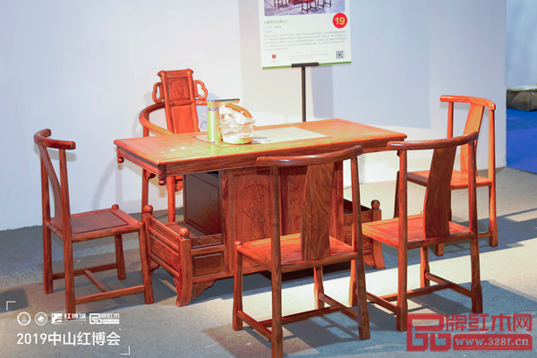 《盛世牡丹茶臺(tái)》采用刺猬紫檀為材,款型精巧,寓意美好 《盛世牡丹茶臺(tái)》采用刺猬紫檀為材,款型精巧,寓意美好