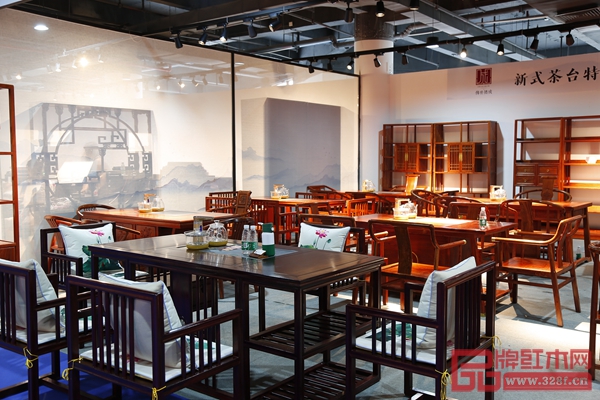 走進(jìn)德成紅木展位,琳瑯滿目的茶臺(tái)展現(xiàn)在眼前 走進(jìn)德成紅木展位,琳瑯滿目的茶臺(tái)展現(xiàn)在眼前