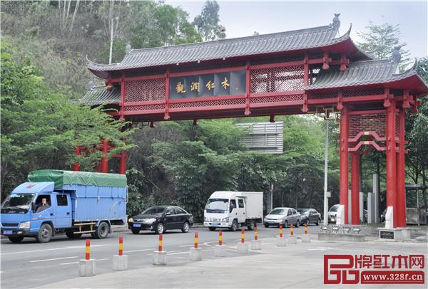 著名的觀瀾紅木家居藝術街全程3公里,云集了眾多紅木家具企業(yè) 著名的觀瀾紅木家居藝術街全程3公里,云集了眾多紅木家具企業(yè)