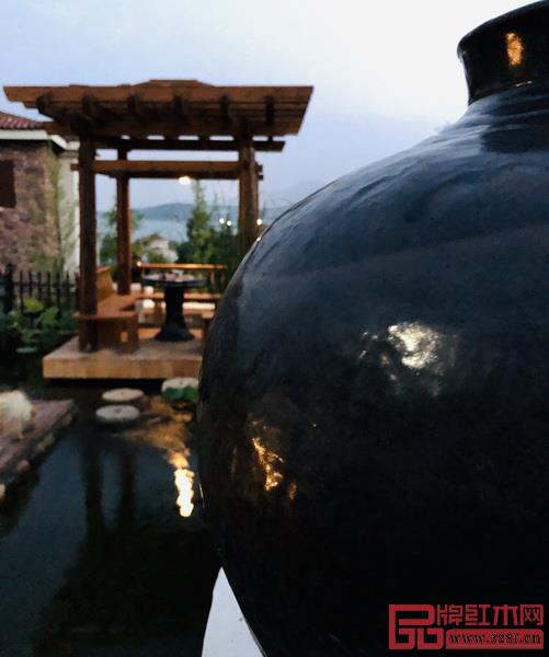 繽紛的文化經(jīng)過世代承啟、沉淀、深化和揚(yáng)棄,賦予當(dāng)代家居空間溫度和情感(濟(jì)南天地儒風(fēng)孔子文化產(chǎn)業(yè)有限公司供圖) 繽紛的文化經(jīng)過世代承啟、沉淀、深化和揚(yáng)棄,賦予當(dāng)代家居空間溫度和情感(濟(jì)南天地儒風(fēng)孔子文化產(chǎn)業(yè)有限公司供圖)