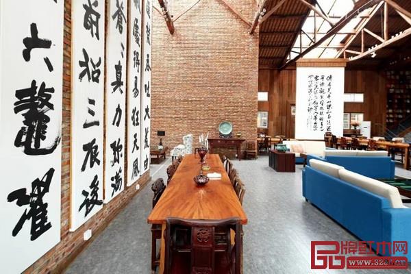 家居空間揉進(jìn)文創(chuàng)藝術(shù)最細(xì)膩的情感,置身于其中的觀者、居者,都對(duì)其鐘愛有加(濟(jì)南天地儒風(fēng)孔子文化產(chǎn)業(yè)有限公司供圖) 家居空間揉進(jìn)文創(chuàng)藝術(shù)最細(xì)膩的情感,置身于其中的觀者、居者,都對(duì)其鐘愛有加(濟(jì)南天地儒風(fēng)孔子文化產(chǎn)業(yè)有限公司供圖)