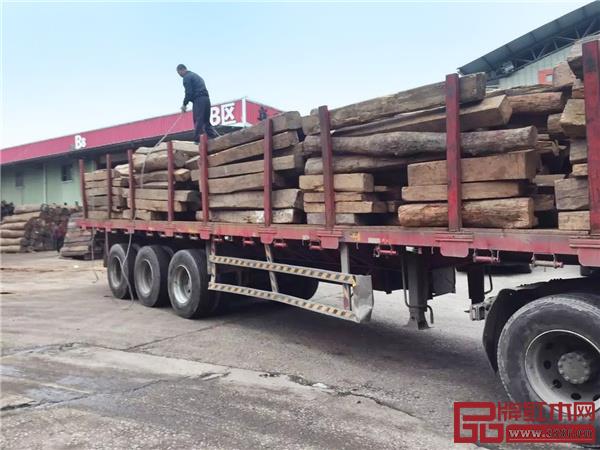 2017 年 2 月深圳觀瀾新陽光紅木交易市場,大果紫檀日出量保持 30 個(gè)貨柜左右,市場上發(fā)出的貨和回來的貨也是一波接一波 2017 年 2 月深圳觀瀾新陽光紅木交易市場,大果紫檀日出量保持 30 個(gè)貨柜左右,市場上發(fā)出的貨和回來的貨也是一波接一波