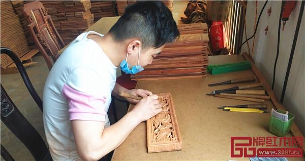 中信紅木木工師傅手工精雕 中信紅木木工師傅手工精雕