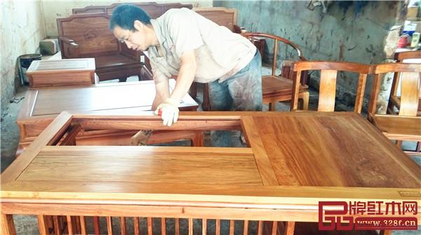 中信紅木油漆工人手工上油漆 中信紅木油漆工人手工上油漆