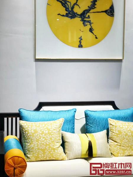 沙發(fā)靠墊的多種色彩搭配在視覺上形成豐富華麗的效果 沙發(fā)靠墊的多種色彩搭配在視覺上形成豐富華麗的效果