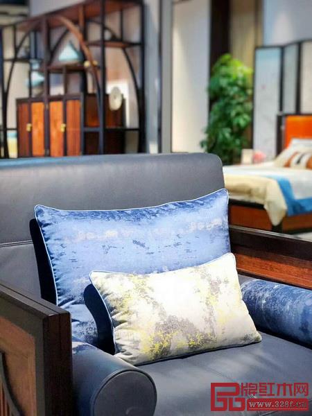 沙發(fā)軟墊與抱枕通過使用深淺對比的顏色,為整套家具增加亮點又不失活力 沙發(fā)軟墊與抱枕通過使用深淺對比的顏色,為整套家具增加亮點又不失活力