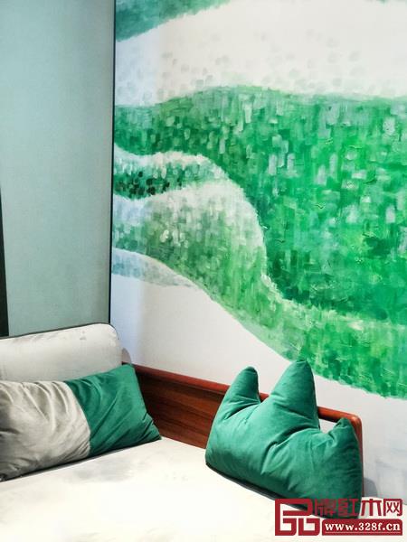 翡翠綠凸顯優(yōu)雅莊重氣質(zhì)的同時,也帶來欣欣向榮的生命力 翡翠綠凸顯優(yōu)雅莊重氣質(zhì)的同時,也帶來欣欣向榮的生命力