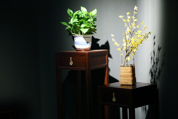 明暗之下,紅木家具輪廓若隱若現,墻面光影斑駁,營造出了一種神秘的氛圍 明暗之下,紅木家具輪廓若隱若現,墻面光影斑駁,營造出了一種神秘的氛圍