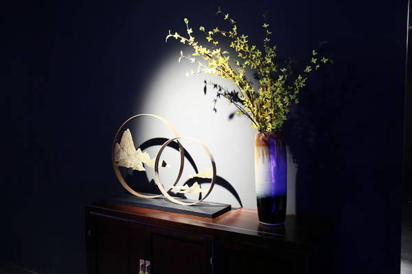 明暗之下,紅木家具輪廓若隱若現,墻面光影斑駁,營造出了一種神秘的氛圍 明暗之下,紅木家具輪廓若隱若現,墻面光影斑駁,營造出了一種神秘的氛圍