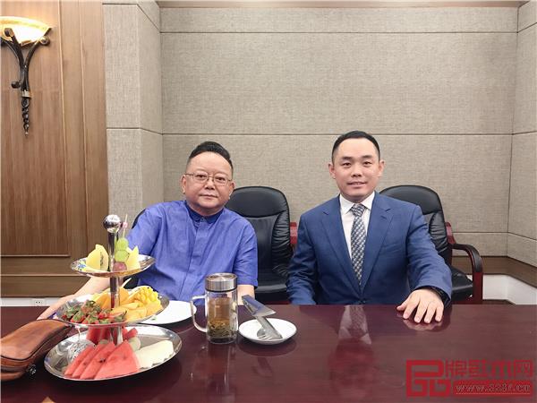 大成尚品品牌代言人、著名表演藝術(shù)家王剛老師與董事長黃秋奇(右)合影 大成尚品品牌代言人、著名表演藝術(shù)家王剛老師與董事長黃秋奇(右)合影