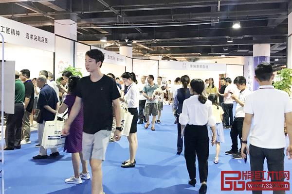 紅木行業(yè)未來的出路是企業(yè)如何給自己定好位,并根據(jù)這樣的定位來配置必要的資源和建設(shè)必要的能力(圖為第三屆新中式紅木展現(xiàn)場) 紅木行業(yè)未來的出路是企業(yè)如何給自己定好位,并根據(jù)這樣的定位來配置必要的資源和建設(shè)必要的能力(圖為第三屆新中式紅木展現(xiàn)場)