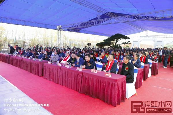 在家鄉(xiāng)鄱陽(yáng)建立魯班木藝展覽館，表達(dá)了李愛(ài)金董事長(zhǎng)的一片赤子之心