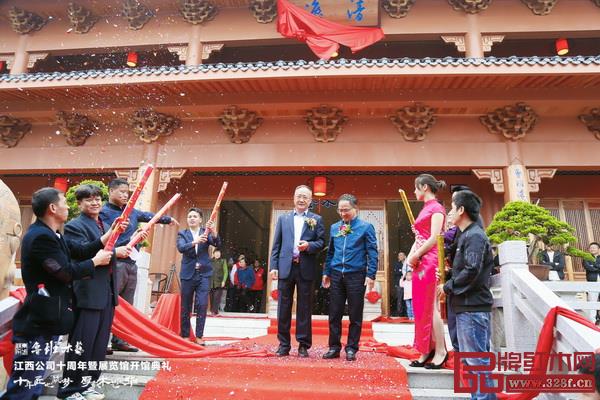 鄱陽縣人民政府縣長胡斌(右)與中國傳統(tǒng)工藝大師、魯班木藝董事長李愛金(左)共同進(jìn)行魯班木藝江西公司十周年暨展覽館開館揭牌儀式 鄱陽縣人民政府縣長胡斌(右)與中國傳統(tǒng)工藝大師、魯班木藝董事長李愛金(左)共同進(jìn)行魯班木藝江西公司十周年暨展覽館開館揭牌儀式