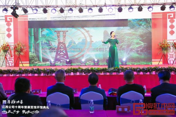 江西第十五屆省運會會歌演唱者、獻(xiàn)唱2019年央視春晚江西分會場的美女歌手程燁唱響膾炙人口的歌曲《陽光路上》 江西第十五屆省運會會歌演唱者、獻(xiàn)唱2019年央視春晚江西分會場的美女歌手程燁唱響膾炙人口的歌曲《陽光路上》