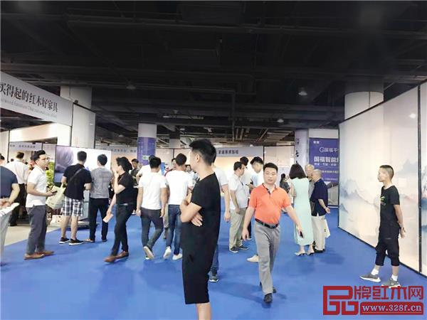 第三屆新中式紅木展吸引了一些有需求的經(jīng)銷商、設(shè)計(jì)師、消費(fèi)者等慕名而來(lái),帶來(lái)了更多的流量和人氣 第三屆新中式紅木展吸引了一些有需求的經(jīng)銷商、設(shè)計(jì)師、消費(fèi)者等慕名而來(lái),帶來(lái)了更多的流量和人氣