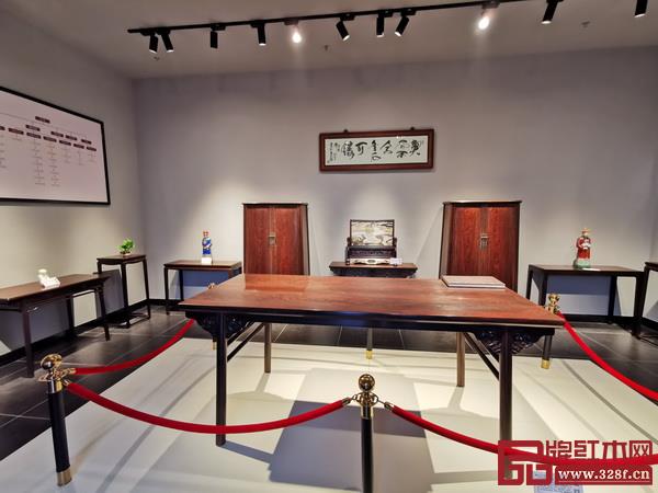 魯班木藝通過(guò)展覽館里的經(jīng)典作品，讓世界從明式家具開始“讀懂”中國(guó)