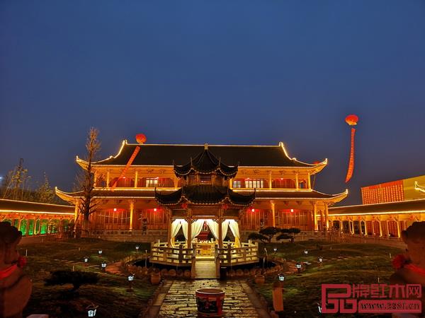 魯班木藝以新的角度和觀念與傳統(tǒng)工藝結(jié)合，把一個(gè)中國(guó)式雅致生活方式立體真實(shí)的呈現(xiàn)在世界面前