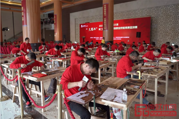 總決賽現(xiàn)場,匯聚各地雕刻精英,大師們全神貫注 總決賽現(xiàn)場,匯聚各地雕刻精英,大師們全神貫注