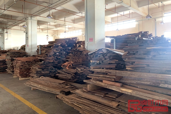 南枝紅一層大紅酸枝紅酸枝的木材存放處 南枝紅一層大紅酸枝紅酸枝的木材存放處