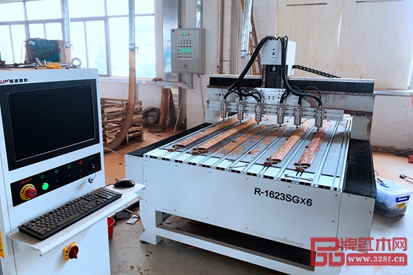 南枝紅廠部一樓開料現(xiàn)場和機(jī)雕現(xiàn)場 南枝紅廠部一樓開料現(xiàn)場和機(jī)雕現(xiàn)場