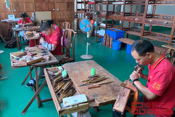 南枝紅廠部手工雕花現(xiàn)場 南枝紅廠部手工雕花現(xiàn)場