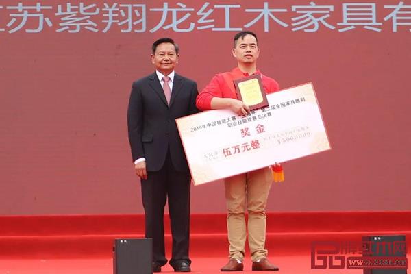 十二屆全國(guó)人大內(nèi)務(wù)司法委員會(huì)委員、中央編辦原副主任、中國(guó)輕工業(yè)聯(lián)合會(huì)黨委書記、會(huì)長(zhǎng)張崇和為獲得職工組“工匠之星?金獎(jiǎng)”的選手頒獎(jiǎng) 十二屆全國(guó)人大內(nèi)務(wù)司法委員會(huì)委員、中央編辦原副主任、中國(guó)輕工業(yè)聯(lián)合會(huì)黨委書記、會(huì)長(zhǎng)張崇和為獲得職工組“工匠之星?金獎(jiǎng)”的選手頒獎(jiǎng)