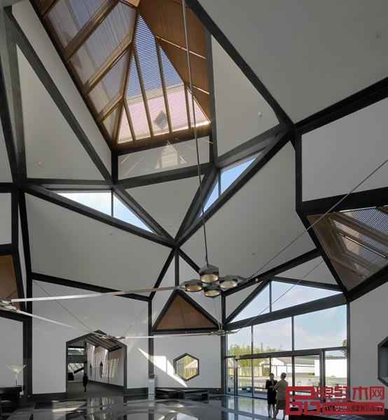 在光線的注視下,整個空間呈現(xiàn)出一種虛幻之美 在光線的注視下,整個空間呈現(xiàn)出一種虛幻之美