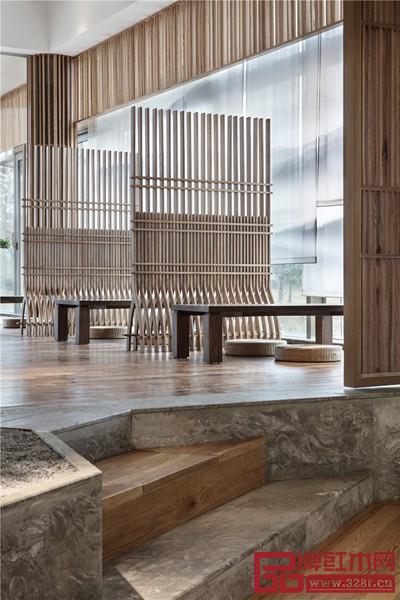 落地玻璃的紗幔上潑墨山水傾瀉而下,撫平人們的焦躁情緒 落地玻璃的紗幔上潑墨山水傾瀉而下,撫平人們的焦躁情緒