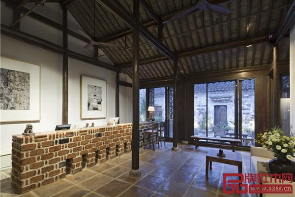 前臺由打磨圓潤的紅磚砌壘而成,厚重的炕磚地面,還原了空間最初的樸實模樣 前臺由打磨圓潤的紅磚砌壘而成,厚重的炕磚地面,還原了空間最初的樸實模樣