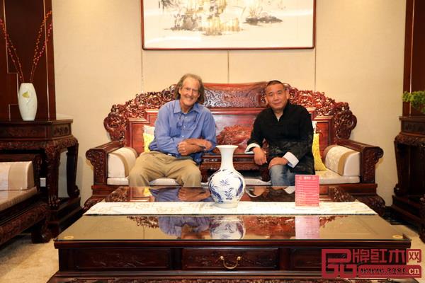 諾貝爾生理學(xué)或醫(yī)學(xué)獎獲得者克雷格·梅洛教授(左)與華廈·大不同董事長陳田華合影.jpg 諾貝爾生理學(xué)或醫(yī)學(xué)獎獲得者克雷格·梅洛教授(左)與華廈·大不同董事長陳田華合影.jpg