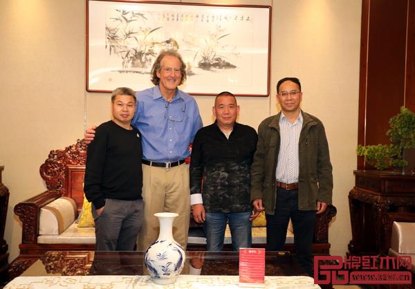 諾貝爾生理學(xué)或醫(yī)學(xué)獎獲得者克雷格·梅洛教授(左二),華中科技大學(xué)控制科學(xué)與工程系教授、博士生導(dǎo)師潘林強(qiáng)(右一),中南民族大學(xué)化學(xué)與材料科學(xué)學(xué)院金士威教授(左一)與華廈·大不同董事長陳田華合影留念.jpg 諾貝爾生理學(xué)或醫(yī)學(xué)獎獲得者克雷格·梅洛教授(左二),華中科技大學(xué)控制科學(xué)與工程系教授、博士生導(dǎo)師潘林強(qiáng)(右一),中南民族大學(xué)化學(xué)與材料科學(xué)學(xué)院金士威教授(左一)與華廈·大不同董事長陳田華合影留念.jpg