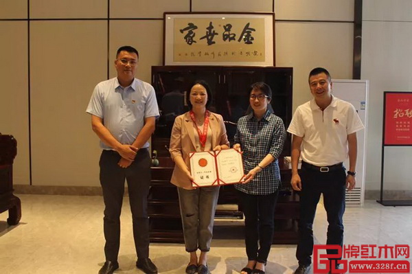 莆田市總工會(huì)黨組書(shū)記、副主席彭鯉芳,仙游縣縣委常委、組織部部長(zhǎng)陳志挺,縣總工會(huì)黨組書(shū)記、副主席嚴(yán)華鳴為金品世家總經(jīng)理、技術(shù)總監(jiān)林麗釵(左二)頒發(fā)全國(guó)五一勞動(dòng)獎(jiǎng)?wù)录白C書(shū) 莆田市總工會(huì)黨組書(shū)記、副主席彭鯉芳,仙游縣縣委常委、組織部部長(zhǎng)陳志挺,縣總工會(huì)黨組書(shū)記、副主席嚴(yán)華鳴為金品世家總經(jīng)理、技術(shù)總監(jiān)林麗釵(左二)頒發(fā)全國(guó)五一勞動(dòng)獎(jiǎng)?wù)录白C書(shū)