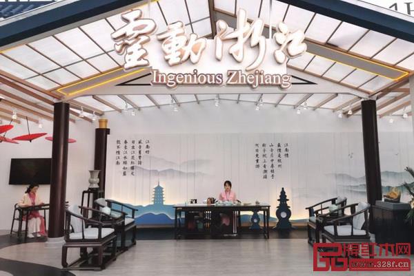 紅木家具因其強(qiáng)烈的民族風(fēng)格、突出的東方藝術(shù)和獨(dú)特的審美趣味,在國(guó)際舞臺(tái)上刮起濃郁的中式風(fēng) 紅木家具因其強(qiáng)烈的民族風(fēng)格、突出的東方藝術(shù)和獨(dú)特的審美趣味,在國(guó)際舞臺(tái)上刮起濃郁的中式風(fēng)