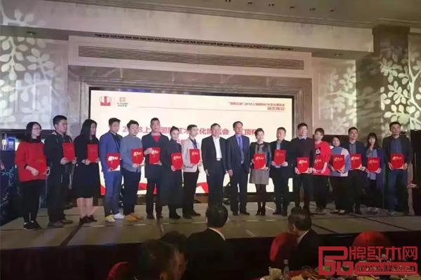 家寶紅木總經(jīng)理?xiàng)铊鳠槾砉旧吓_(tái)領(lǐng)獎(jiǎng)(左六) 家寶紅木總經(jīng)理?xiàng)铊鳠槾砉旧吓_(tái)領(lǐng)獎(jiǎng)(左六)