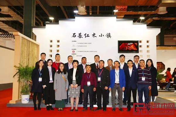 石碁紅木小鎮(zhèn)參展企業(yè)與石碁鎮(zhèn)政府、廣州市家具行業(yè)協(xié)會(huì)、碧桂園集團(tuán)領(lǐng)導(dǎo)在展會(huì)現(xiàn)場(chǎng)合影留念 石碁紅木小鎮(zhèn)參展企業(yè)與石碁鎮(zhèn)政府、廣州市家具行業(yè)協(xié)會(huì)、碧桂園集團(tuán)領(lǐng)導(dǎo)在展會(huì)現(xiàn)場(chǎng)合影留念