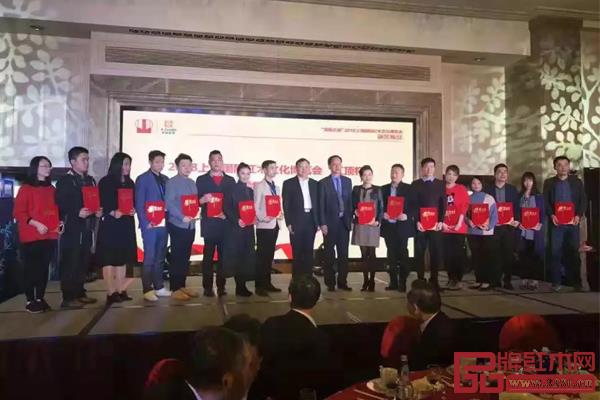 家寶紅木總經(jīng)理?xiàng)铊鳠槾砉旧吓_(tái)領(lǐng)獎(jiǎng)(左六) 家寶紅木總經(jīng)理?xiàng)铊鳠槾砉旧吓_(tái)領(lǐng)獎(jiǎng)(左六)