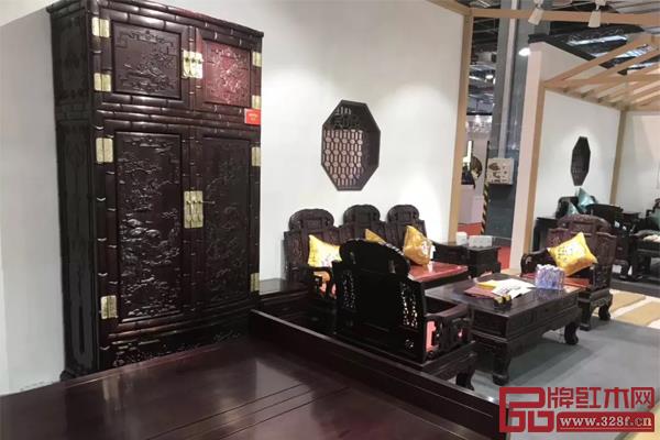 家寶紅木“竹節(jié)頂箱柜” 家寶紅木“竹節(jié)頂箱柜”