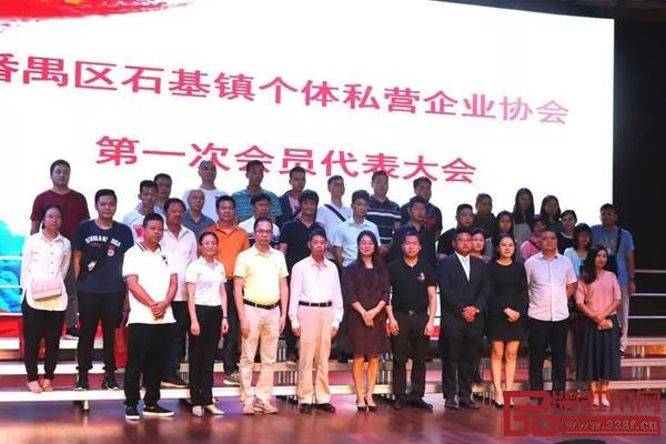 右四 家寶紅木總經(jīng)理陳健發(fā)先生 右四 家寶紅木總經(jīng)理陳健發(fā)先生