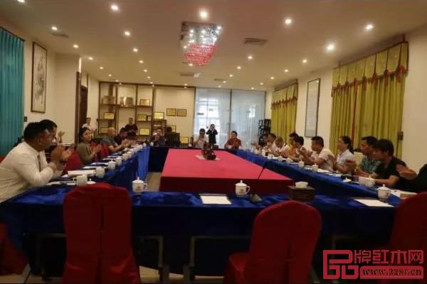 石基鎮(zhèn)個(gè)私協(xié)會(huì)全體理事鼓掌通過(guò) 石基鎮(zhèn)個(gè)私協(xié)會(huì)全體理事鼓掌通過(guò)