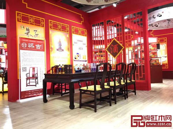 紅木家具因其強(qiáng)烈的民族風(fēng)格、突出的東方藝術(shù)和獨(dú)特的審美趣味,在國(guó)際舞臺(tái)上刮起濃郁的中式風(fēng) 紅木家具因其強(qiáng)烈的民族風(fēng)格、突出的東方藝術(shù)和獨(dú)特的審美趣味,在國(guó)際舞臺(tái)上刮起濃郁的中式風(fēng)