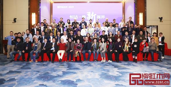 恒達(dá)木業(yè)2019“水墨山水”秋季新品品鑒會(huì)暨“璞適”闊葉新中式品牌發(fā)布盛典嘉賓合影 恒達(dá)木業(yè)2019“水墨山水”秋季新品品鑒會(huì)暨“璞適”闊葉新中式品牌發(fā)布盛典嘉賓合影