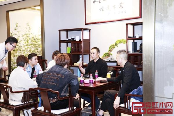 經(jīng)銷商參觀恒達(dá)木業(yè)新展廳,贊不絕口 經(jīng)銷商參觀恒達(dá)木業(yè)新展廳,贊不絕口