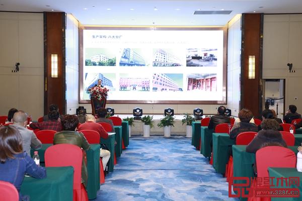 恒達(dá)木業(yè)設(shè)計(jì)總監(jiān)陳安兵進(jìn)行《恒達(dá)木業(yè)產(chǎn)品設(shè)計(jì)理念》講解 恒達(dá)木業(yè)設(shè)計(jì)總監(jiān)陳安兵進(jìn)行《恒達(dá)木業(yè)產(chǎn)品設(shè)計(jì)理念》講解