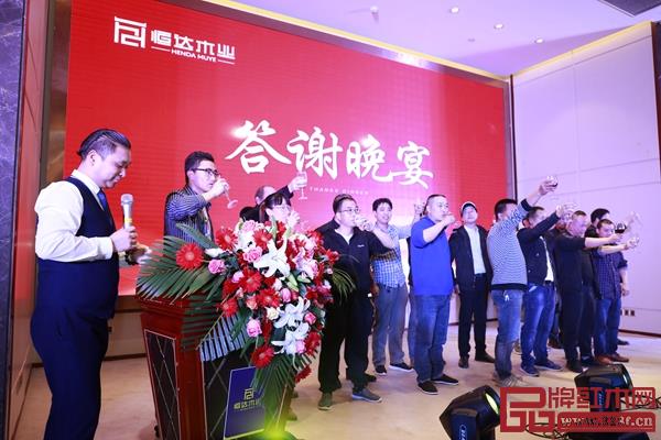 恒達(dá)木業(yè)董事長帶領(lǐng)公司員工祝酒 恒達(dá)木業(yè)董事長帶領(lǐng)公司員工祝酒