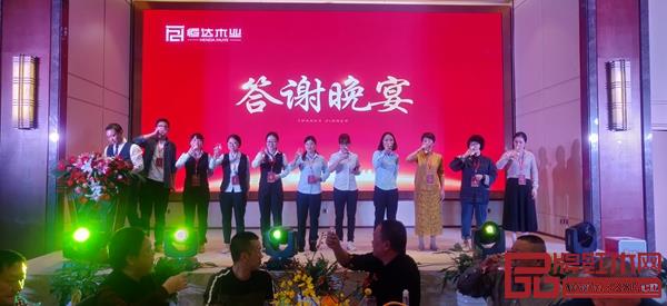 恒達(dá)木業(yè)董事長陳國良帶領(lǐng)公司員工祝酒 恒達(dá)木業(yè)董事長陳國良帶領(lǐng)公司員工祝酒