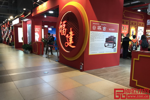 懷古紅木作為福建館的重點名片,現(xiàn)場吸引了眾多嘉賓駐足品鑒 懷古紅木作為福建館的重點名片,現(xiàn)場吸引了眾多嘉賓駐足品鑒