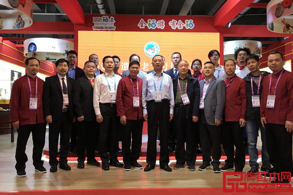 福建省雕刻藝術大師、懷古紅木董事長林志權(前排左三)與一眾嘉賓在進博會現(xiàn)場留影 福建省雕刻藝術大師、懷古紅木董事長林志權(前排左三)與一眾嘉賓在進博會現(xiàn)場留影