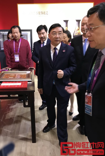 福建省委書記、省人大常委會主任于偉國(中)參觀福建館,并近距離感觸懷古典藏紅木家具 福建省委書記、省人大常委會主任于偉國(中)參觀福建館,并近距離感觸懷古典藏紅木家具
