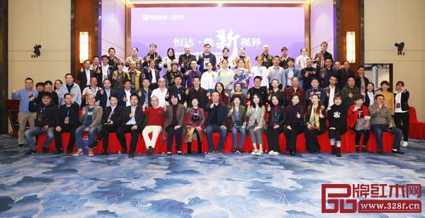 11月6日,東陽市恒達木業(yè)有限公司(簡稱恒達木業(yè))2019“水墨山水”秋季新品品鑒會暨“璞適”闊葉新中式品牌發(fā)布盛典在浙江橫店雷迪森莊園成功舉辦 11月6日,東陽市恒達木業(yè)有限公司(簡稱恒達木業(yè))2019“水墨山水”秋季新品品鑒會暨“璞適”闊葉新中式品牌發(fā)布盛典在浙江橫店雷迪森莊園成功舉辦