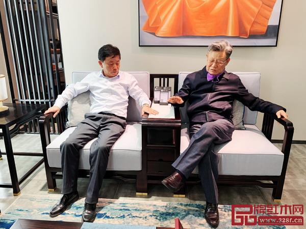 聯(lián)合國(guó)前副秘書長(zhǎng)沙祖康(右)體驗(yàn)新中式品牌檀一系列產(chǎn)品舒適度,與雅晟紅木董事長(zhǎng)馮日成(左)親切交談 聯(lián)合國(guó)前副秘書長(zhǎng)沙祖康(右)體驗(yàn)新中式品牌檀一系列產(chǎn)品舒適度,與雅晟紅木董事長(zhǎng)馮日成(左)親切交談